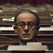 Toni Servillo nel ruolo di Giulio Andreotti in una scena del film Il Divo