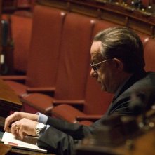 Un profilo di Toni Servillo nel ruolo di Giulio Andreotti in una scena del film Il Divo