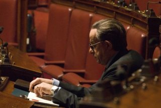Un profilo di Toni Servillo nel ruolo di Giulio Andreotti in una scena del film Il Divo