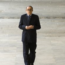 Toni Servillo nel ruolo del senatore a vita Giulio Andreotti in una scena del film Il Divo
