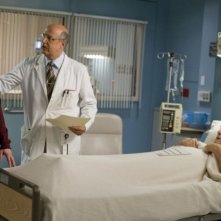 Drake Bell con Leslie Nielsen in una scena del film Superhero Movie