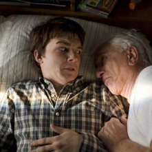 Drake Bell e Leslie Nielsen in una scena del film Superhero Movie