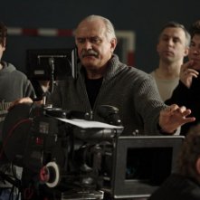 Il regista Nikita Mikhalkov sul set di 12
