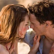 Jena Malone e Jonathan Tucker in una scena del film Rovine