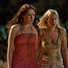 Jena Malone e Laura Ramsey in una scena del film Rovine