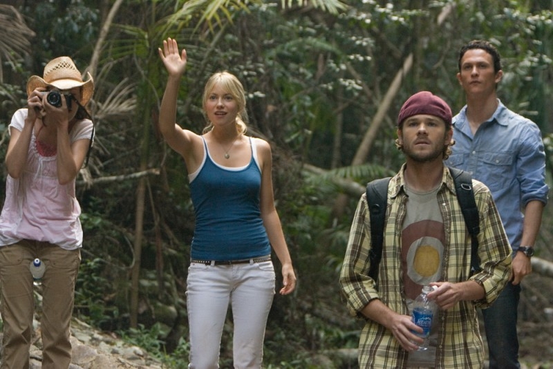 Jena Malone, Laura Ramsey, Shawn Ashmore e Jonathan Tucker in una scena del film Rovine