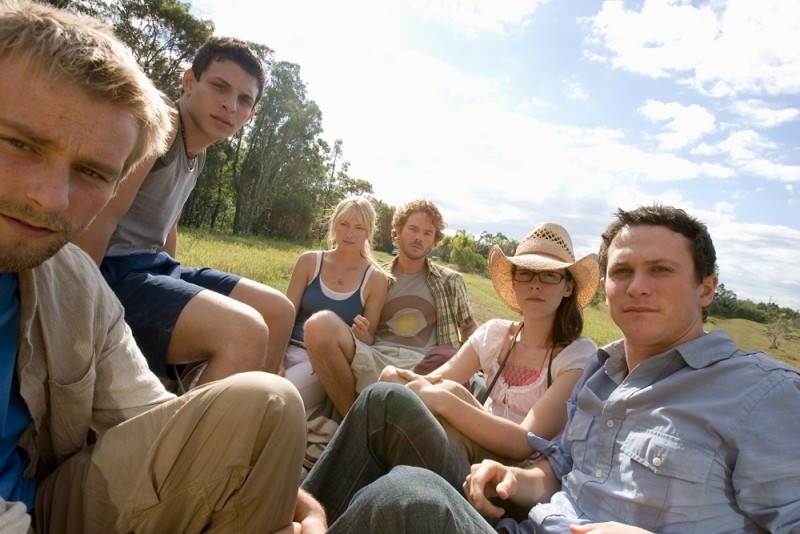 Joe Anderson, Dimitri Baveas, Laura Ramsey, Shawn Ashmore, Jena Malone e Jonathan Tucker em cena do filme Ruins