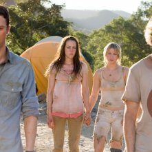 Jonathan Tucker, Jena Malone, Laura Ramsey e Shawn Ashmore in una scena del film Rovine