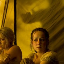 Laura Ramsey e Jena Malone in una scena del film Rovine
