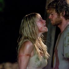 Laura Ramsey e Shawn Ashmore in una scena del film Rovine