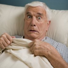 Leslie Nielsen in una scena del film Superhero Movie