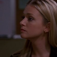 A.J. Cook nei panni di Jennifer Jareau, l'agente che si occupa dei contatti con la polizia, la stampa e le famiglie delle vittime, nell'episodio 'Poison' della serie Criminal Minds