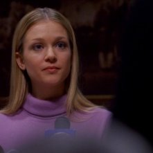 A.J. Cook, nel ruolo di J.J. mentre risponde alle domande dei familiari delle vittime durante una conferenza stampa nell'episodio 'Unfinished Business' della serie Criminal Minds