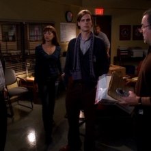 Da sinistra: Geoffrey Pierson, Lola Glaudini, Matthew Gray Gubler, Mandy Patinkin. In secondo piano: Shemar Moore e Thomas Gibson nell'episodio 'Unfinished Business' della serie Criminal Minds