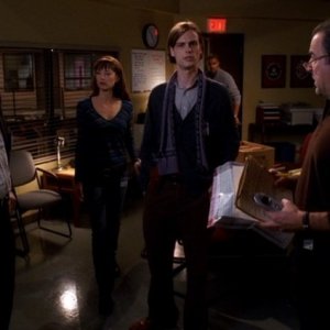 Da sinistra: Geoffrey Pierson, Lola Glaudini, Matthew Gray Gubler, Mandy Patinkin. In secondo piano: Shemar Moore e Thomas Gibson nell'episodio 'Unfinished Business' della serie Criminal Minds