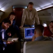 Da sinistra: Thomas Gibson, Lola Glaudini, Geoffrey Pierson e Mandy Patinkin, seduto di spalle Shemar Moore nell'episodio 'Unfinished Business' della serie Criminal Minds