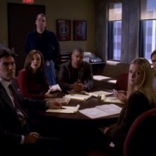 Da sinistra: Thomas Gibson, Lola Glaudini, Mandy Patinkin (in piedi), Shemar Moore, Matthew Gray Gubler e A.J. Cook nell'episodio 'Poison' della serie Criminal Minds
