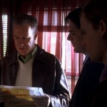 Geoffrey Pierson, Matthew Gray Gubler e Thomas Gibson mentre analizzano nuove prove nell'episodio 'Unfinished Business' della serie Criminal Minds