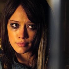 Hilary Duff in una scena drammatica del film War, Inc.