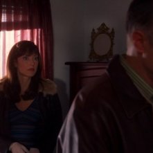 In primo piano Geoffrey Pierson e alle sue spalle Lola Glaudini nell'episodio 'Unfinished Business' della serie Criminal Minds