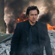 Cusack in una scena del film War, Inc.