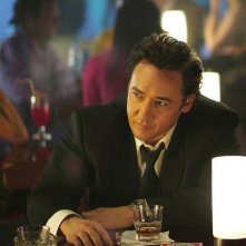 John Cusack in una sequenza del film War, Inc.