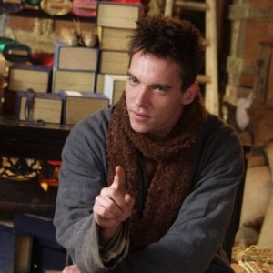 Jonathan Rhys Meyers in una scena del dramma The Children of Huang Shi