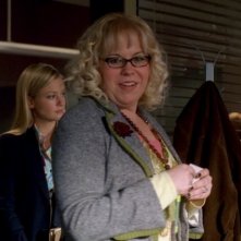 Kirsten Vangsness, nel ruolo di Penelope Garcia e A.J. Cook (in secondo piano ) nell'episodio 'What Fresh Hell?' della serie Criminal Minds