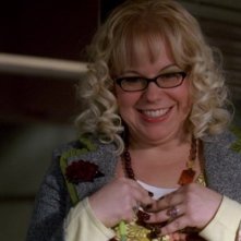 Kirsten Vangsness, nel ruolo di Penelope Garcia mentre ringrazia il suo capo per i fiori che ha ricevuto nell'episodio 'What Fresh Hell?' della serie Criminal Minds