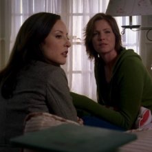 Lola Glaudini e Tracey Needham, nel ruolo di Marilyn Copeland, la madre di una bimba rapita nell'episodio 'What Fresh Hell?' della serie Criminal Minds