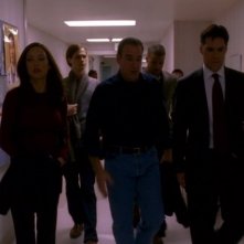 Lola Glaudini, Mandy Patinkin, Thomas Gibson e in secondo piano Matthew Gray Gubler e Shemar Moore nell'episodio 'Poison' della serie Criminal Minds