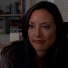 Lola Glaudini nel ruolo di Elle mentre consola la madre di una bimba rapita nell'episodio 'What Fresh Hell?' della serie Criminal Minds