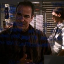 Mandy Patinkin e in secondo piano Matthew Gray Gubler, nei ruoli di Gideon e Reid mentre esaminano gli indizi sul soggetto ignoto (S.I.) nell'episodio 'Unfinished Business' della serie Criminal Minds