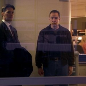 Mandy Patinkin e Thomas Gibson, nei ruoli di Gideon e Hotch mentre si trovano in ospedale per interrogare delel vittime nell'episodio 'Poison' della serie Criminal Minds