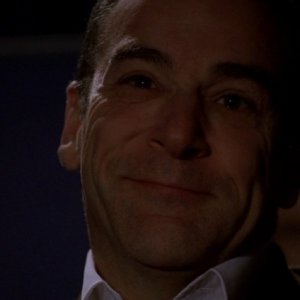 Mandy Patinkin, nel ruolo di Jason Gideno mentre ascolta commosso un assolo di violoncello nell'episodio 'Rinding the Lightning' della serie Criminal Minds