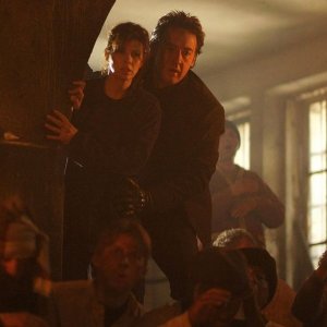 Marisa Tomei e John Cusack in una scena del film War, Inc.