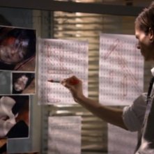 Matthew Gray Gubler, il dott. Spencer Reid mentre decifra un codice inviato dall'S.I. (soggetto ignoto) nell'episodio 'Unfinished Business' della serie Criminal Minds