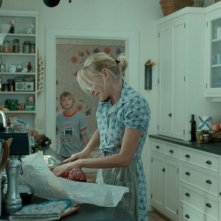 Naomi Watts e Devon Gearhart in una scena del film Funny Games