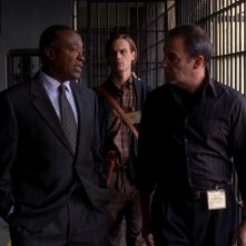 Roger Aaron Brown e Mandy Patinkin in primo piano, alle loro spalle Matthew Gray Gubler nell'episodio 'Riding the Lightning' della serie Criminal Minds