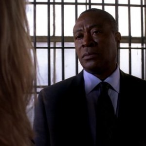 Roger Aaron Brown, nel ruolo del direttore carcerario Charles Diehl, nell'episodio 'Riding the Lightning' della serie Criminal Minds