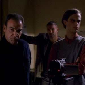 Shemar Moore, Matthew Gray Gubler e Mandy Patinkin, in questa scena i tre profiler stanno osservando l'interrogatorio di un sospetto nell'episodio 'Poison' della serie Criminal Minds