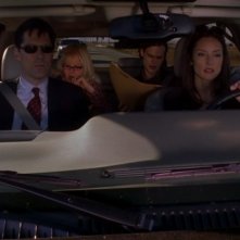 Thomas Gibson e Lola Glaudini alla guida, seduti dietro Kirsten Vangsness e Matthew Gray Gubler nell'episodio 'Riding the Lightning' della serie Criminal Minds