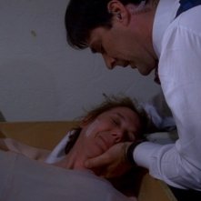 Thomas Gibson nel ruolo dell'agente Hotchner mentre consola una vittima salvata in extremis nell'episodio 'Unfinished Business' della serie Criminal Minds