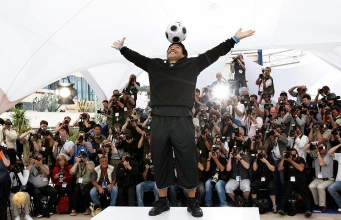 Cannes 2008: il mini-show del Pibe de Oro durante la presentazione di Maradona by Kusturica