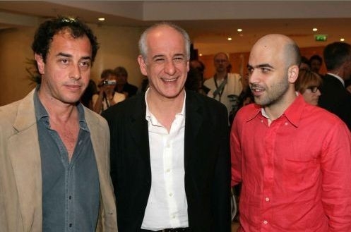 Cannes 2008 Roberto Saviano E Matteo Garrone Rispettivamente Autore E Regista Di Gomorra Con L Attore Toni Servillo 61052