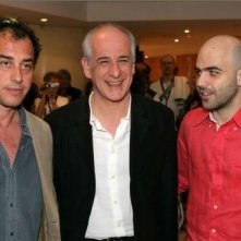 Cannes 2008: Roberto Saviano e Matteo Garrone, rispettivamente autore e regista di Gomorra, con l'attore Toni Servillo