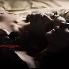 Il wallpaper di Monica Bellucci e Lavinia Longhi in una delle scene più chiacchierate di Sanguepazzo