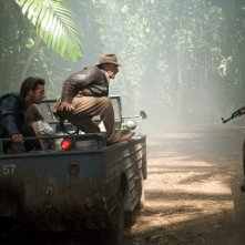 Shia Labeouf e Harrison Ford sono padre e figlio in una scena del film Indiana Jones e il regno del Teschio di cristallo