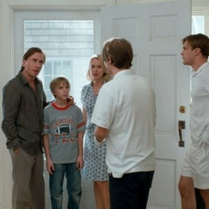 Tim Roth, Devon Gearhart, Naomi Watts, Michael Pitt e Brady Corbet (di spalle) in una scena del film Funny Games