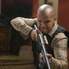 Amaury Nolasco in una scena drammatica del film La notte non aspetta